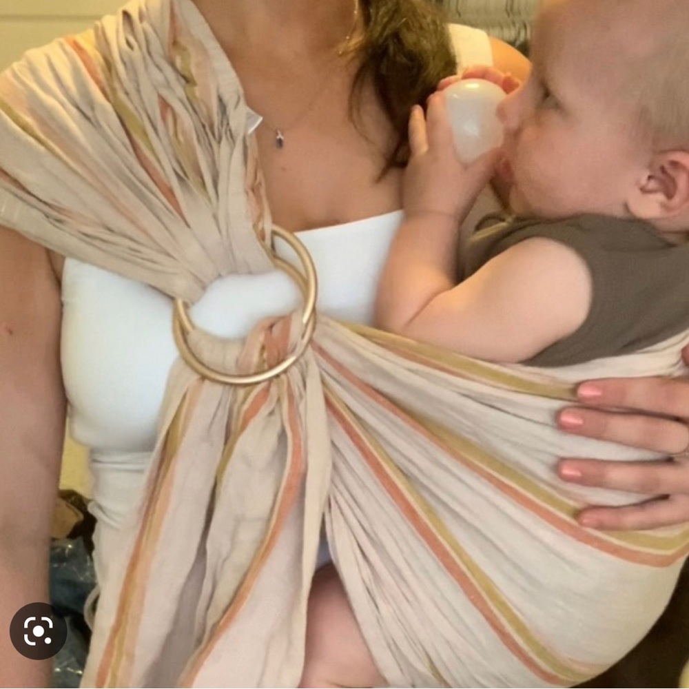 WildBird baby sling in Dawn. No box but never used. Rose gold double ring.